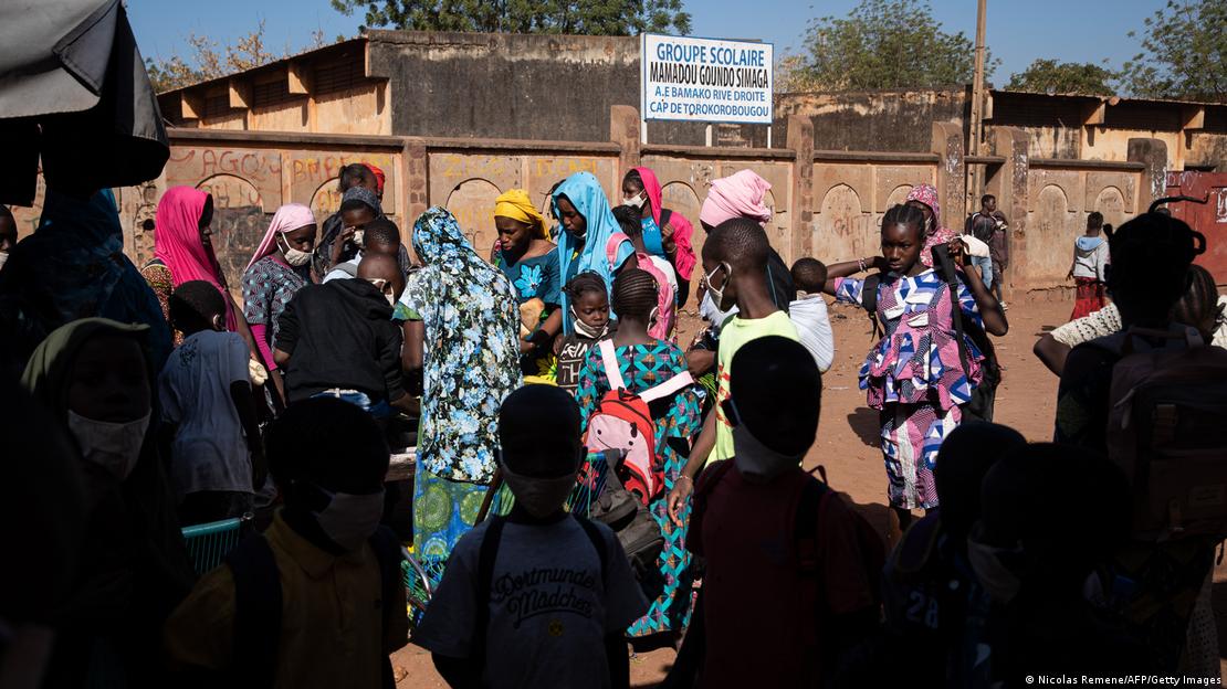 Mali Bamako | Des élèves devant une école