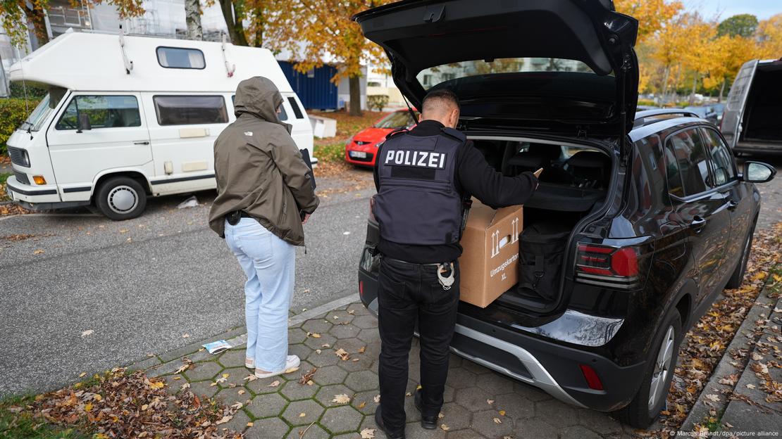 ہیمبرگ میں مارے گئے چھاپوں میں سے ایک کے دوران ایک پولیس اہلکار ایک گاڑی کی ڈگی کی تلاشی لیتے ہوئے