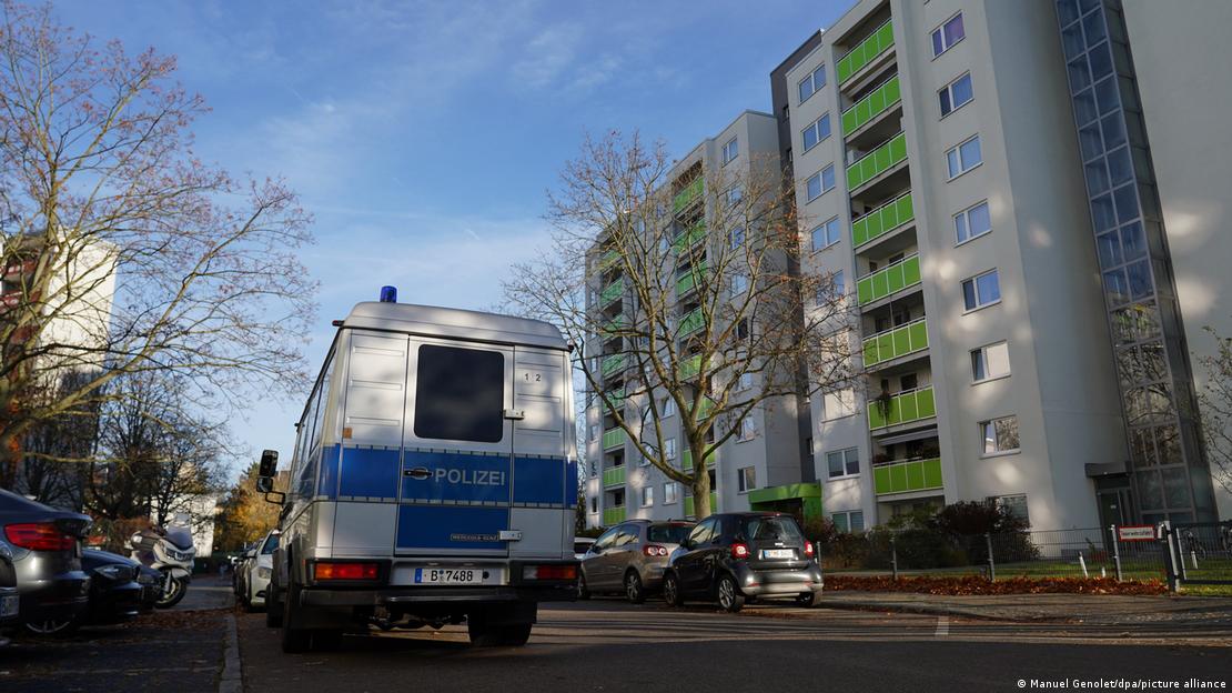 برلن میں ایک کئی منزلہ رہائشی عمارت کے سامنے کھڑی پولیس کی ایک گاڑی