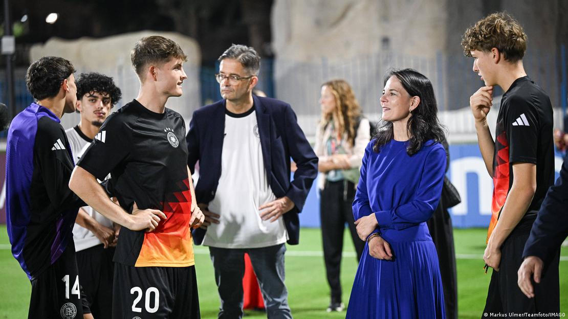 Annalena Baerbock talking to players