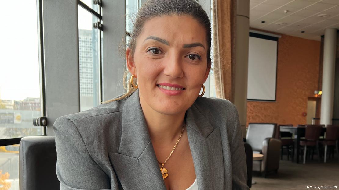 Ebru Yıldız röportaj sırasında görülüyor Ebru Yıldız röportaj sırasında görülüyor