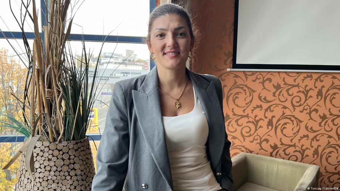 Ebru Yıldız röportaj sırasında objektife poz veriyor Ebru Yıldız röportaj sırasında objektife poz veriyor