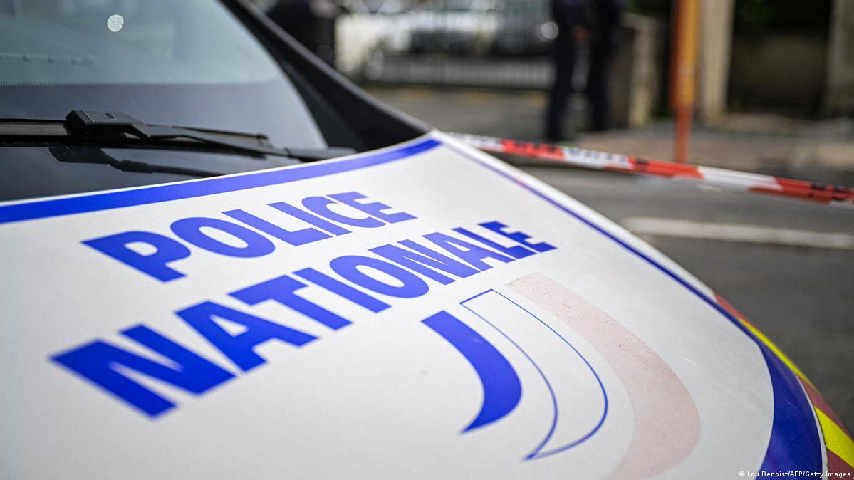 Fransız polisi cümə günü Parisin ətrafındakı bir şəhərdə atışma baş verdikdən sonra bir şübhəlini həbs edib. Şəkil: Lou Benoist/AFP/Getty Images