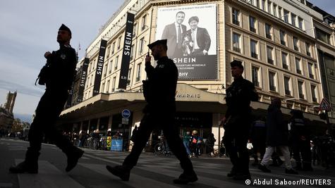Policiais caminham em frente à loja da Shein inagurada na loja BHV Marais Policiais caminham em frente à loja da Shein inagurada na loja BHV Marais