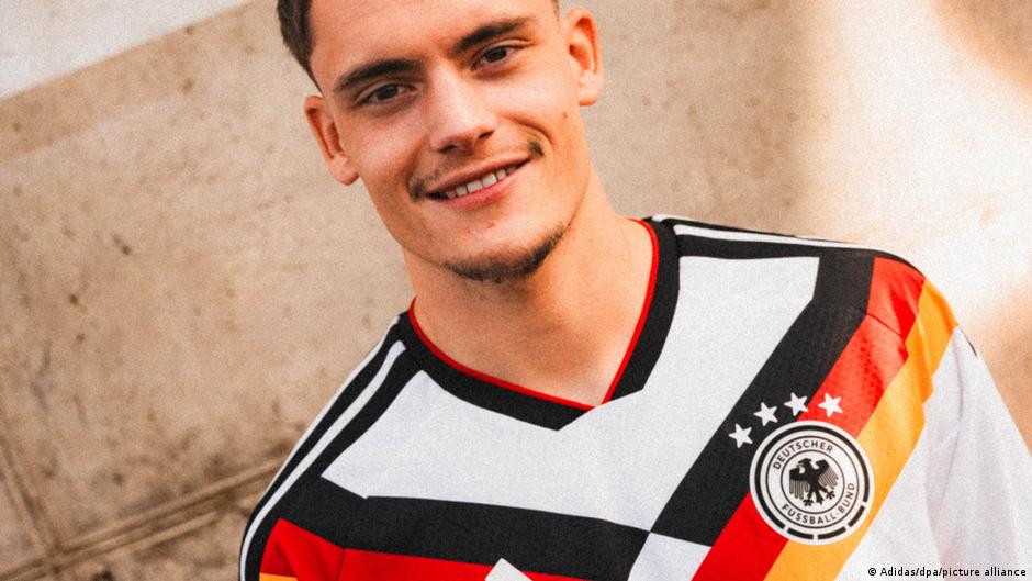 Alemania presentó camiseta inspirada en las de 1990 y 2014 – DW – 07/11/2025