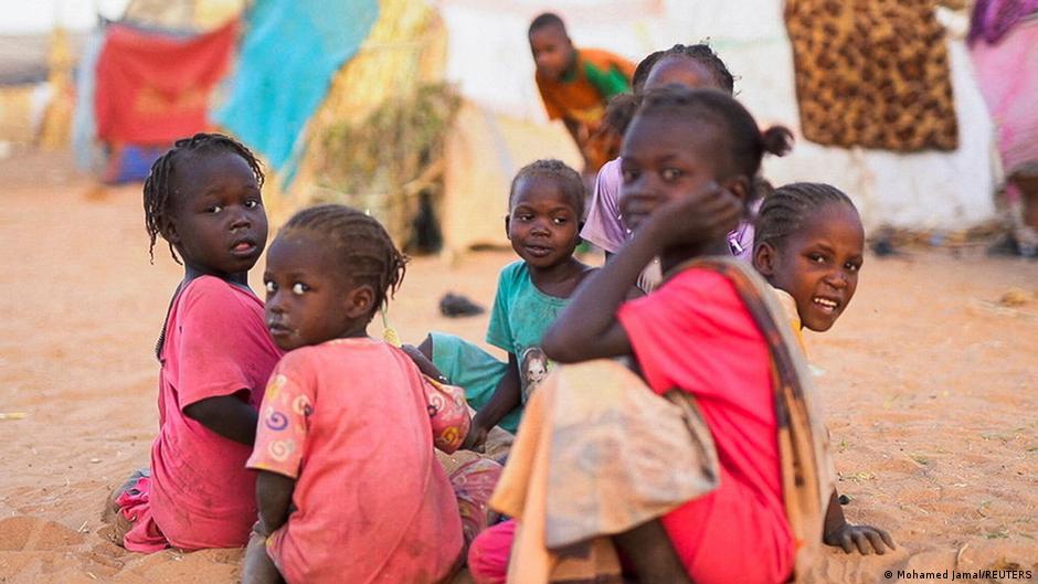 Deca u izbegličkom logoru na severu Darfura (3. novembra 2025.)