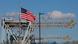Una bandera estadounidense ondea frente a las grúas de la terminal de contenedores Conley en Boston, EE.UU. (Archivo) Una bandera estadounidense ondea frente a las grúas de la terminal de contenedores Conley en Boston, EE.UU. (Archivo)