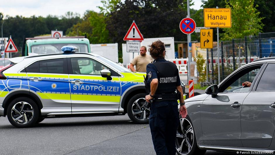 Germany news: Police investigate swastika vandalism DW 11/06/2025