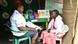 Familienplanerin in Malawi sitzt mit einer jungen Frau vor einem Tisch Familienplanerin in Malawi sitzt mit einer jungen Frau vor einem Tisch