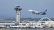 USA Los Angeles 2025 | Ein Flugzeug der Alaska Airlines startet am LAX, im Hintergrund sind an Gates parkende American-Airlines-Maschinen und der Tower zu sehen (05.11.2025) USA Los Angeles 2025 | Ein Flugzeug der Alaska Airlines startet am LAX, im Hintergrund sind an Gates parkende American-Airlines-Maschinen und der Tower zu sehen (05.11.2025)