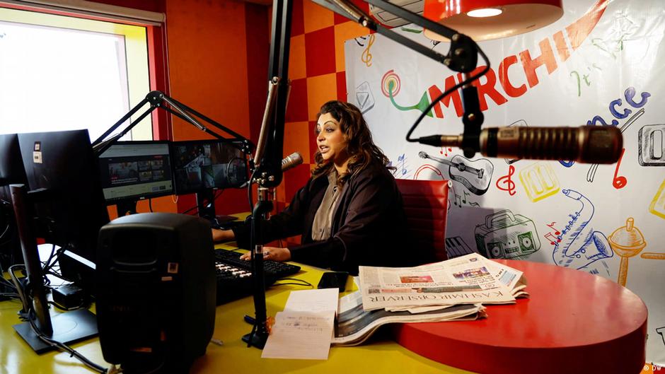 Kashmir: Female radio hosts face gendered hate speech online – DW – 11