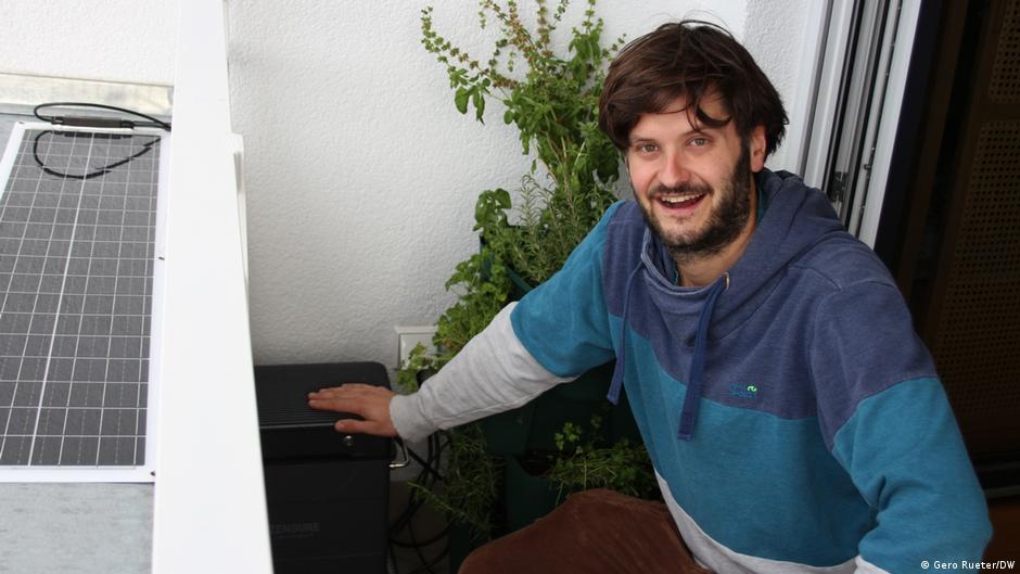 Andre Hofman iz Kelna oduševljen je priključivim solarnim modulima sa baterijom. Planira da njima pokrije veliki deo potrošnje struje u svom novom stanu