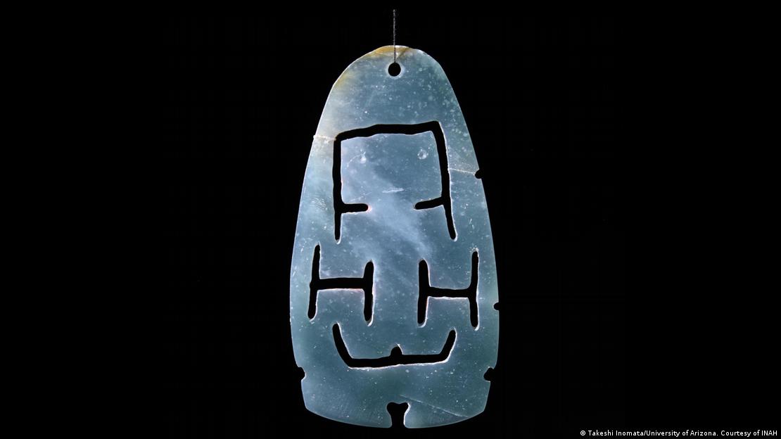 A medida que excavaban más profundamente se fueron encontrando con adornos tallados en jade que reconocieron como representaciones de un cocodrilo, un pájaro y lo que creen que es una mujer dando a luz (imagen).