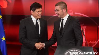 Македонскиот премиер Христијан Мицкоски се ракува со амбасадорот на ЕУ во Скопје, Михалис Рокас по заедничка прес-конференција