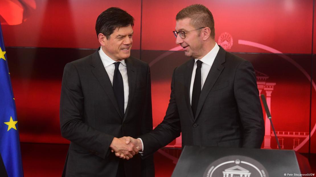 Евроамбасадорот Михалис Рокас се ракува со премиерот Христијан Мицкоски