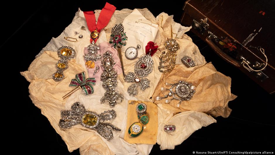 Habsburg family unveils secret royal jewel stash in Canada DW 11/06/2025