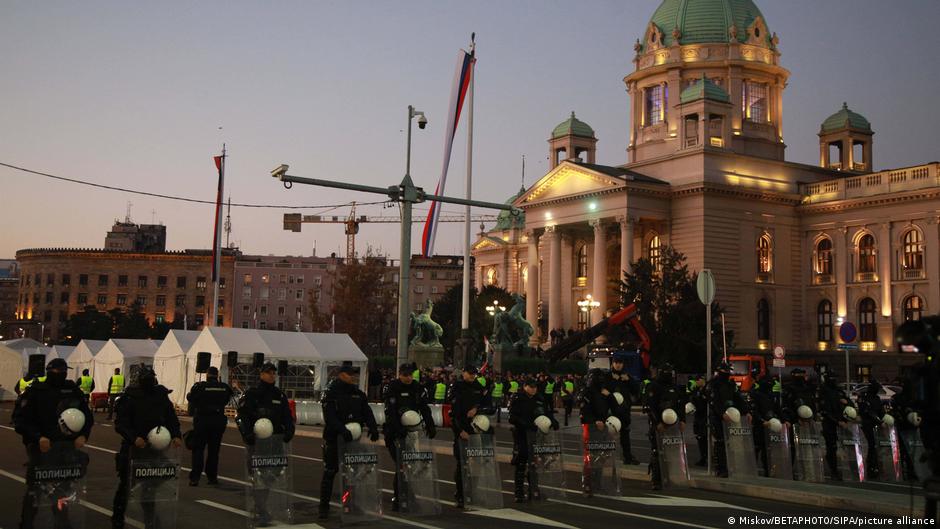 Jake policijske snage bile su raspoređene oko Skupštine 5. novembra dok su se tamo održavala dva skupa - pristalica i protivnika vlasti u Srbiji
