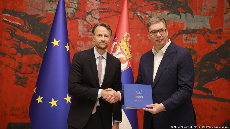 Šef delegacije EU u Beogradu Andreas fon Bekeret uručio je Izveštaj Evropske komisije o napretku Srbije predsedniku Aleksandru Vučiću, Beograd 6. novembra 2025.