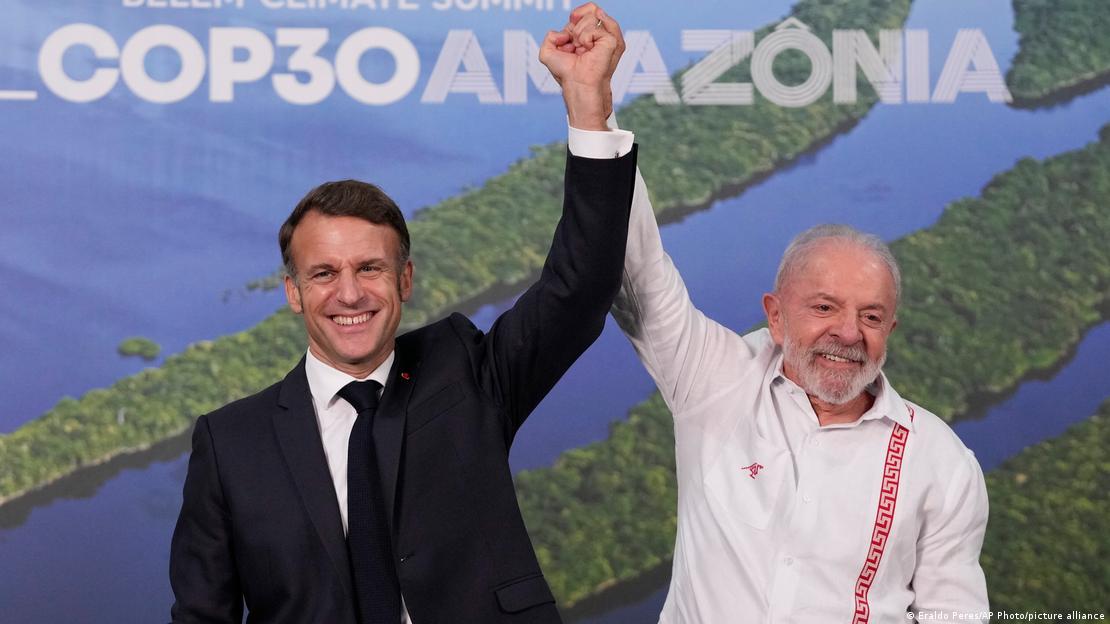 Lula da Silva und Emmanuel Macron posieren für Fotos bei der COP30