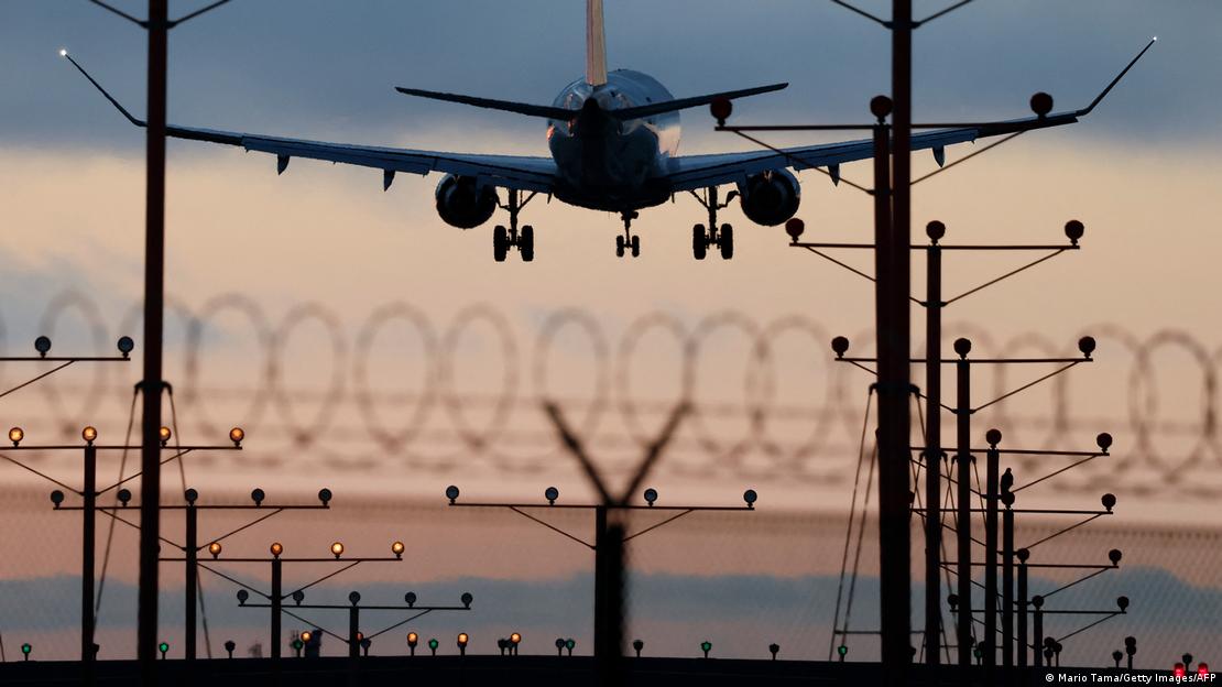 Avião pousando em aeroporto de Los Angeles