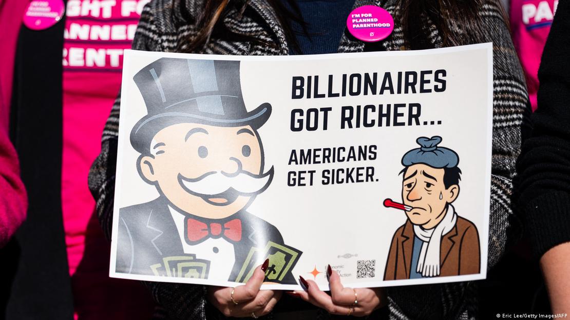 EE. UU., Washington D. C., 2025 | Un cartel donde se lee: "Los millonarios se hacen más ricos... los americanos, más pobres". En una conferencia de prensa de los demócratas sobre el impacto del cierre del Gobierno sobre los costos de atención médica y los beneficios del Programa de Asistencia Nutricional Suplementaria. EE. UU., Washington D. C., 2025 | Un cartel donde se lee: "Los millonarios se hacen más ricos... los americanos, más pobres". En una conferencia de prensa de los demócratas sobre el impacto del cierre del Gobierno sobre los costos de atención médica y los beneficios del Programa de Asistencia Nutricional Suplementaria.