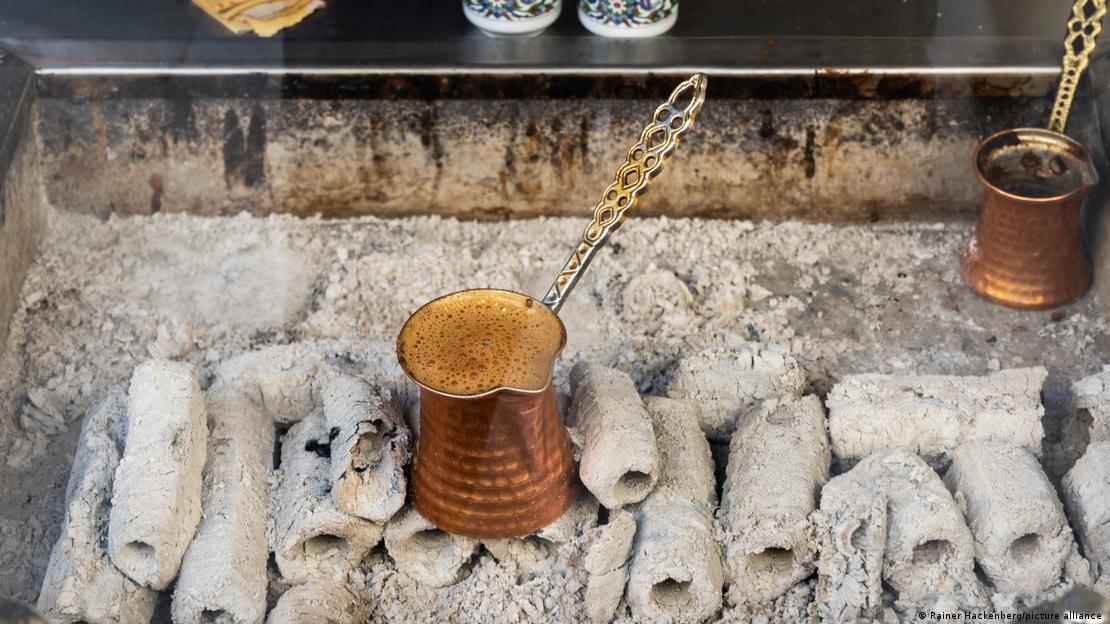 Bir mangalda içinde Türk kahvesi pişen bakır bir cezve