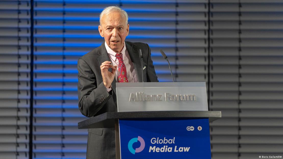 Medya Hukuku uzmanı Dieter Dörr konuşma yapıyor