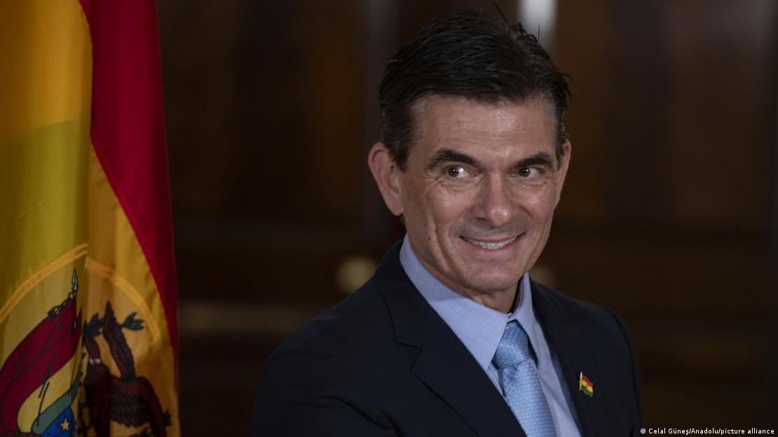 Rodrigo Paz Pereira neben einer Flagge Boliviens Rodrigo Paz Pereira neben einer Flagge Boliviens