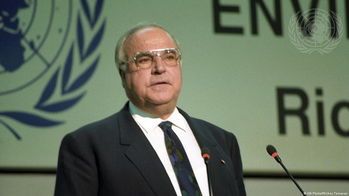 Helmut Kohl ante un micrófono. Helmut Kohl ante un micrófono.