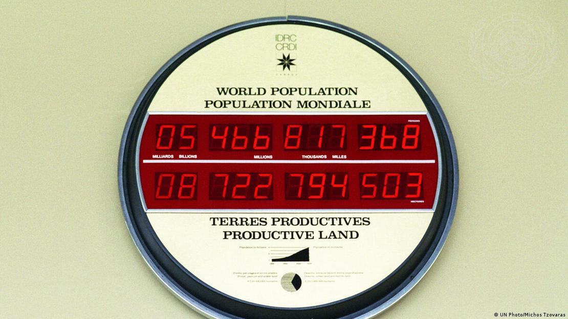 Reloj marcando dos largas cifras, una arriba y otra abajo. Reloj marcando dos largas cifras, una arriba y otra abajo.