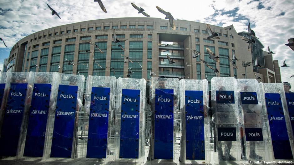 Turkish Court Sentences Opposition Mayors to Prison for Corruption