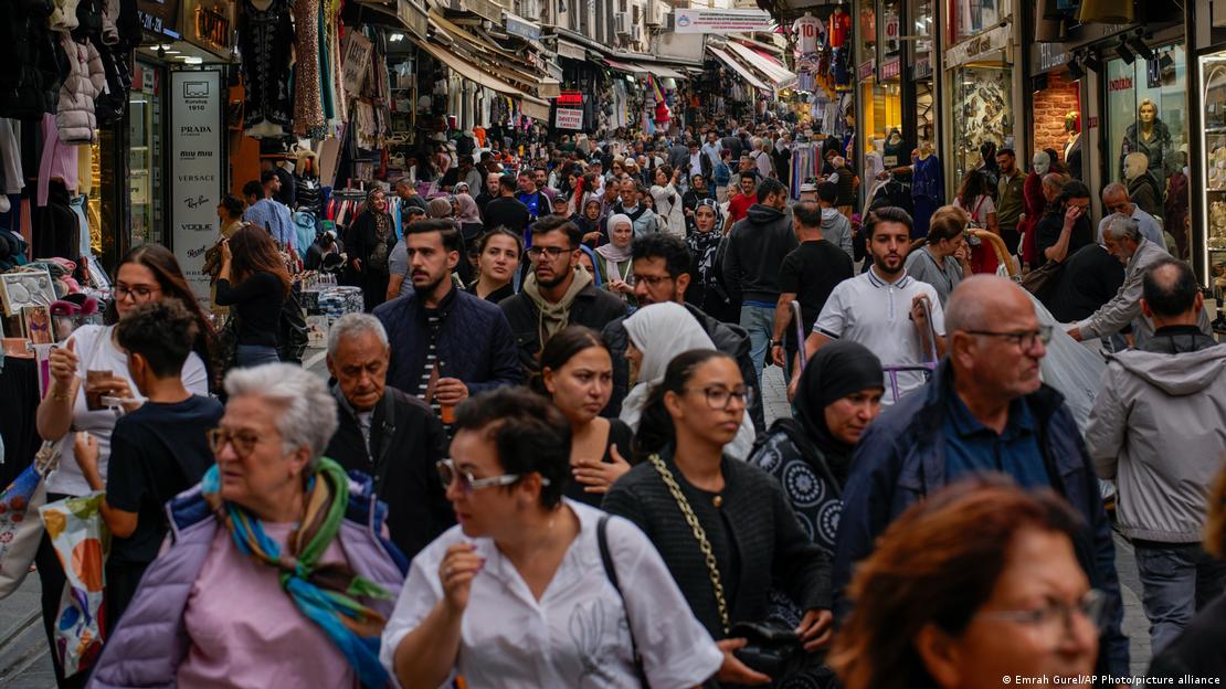 İstanbul Mahmutpaşa'da kalabalık bir sokak görüntüsü