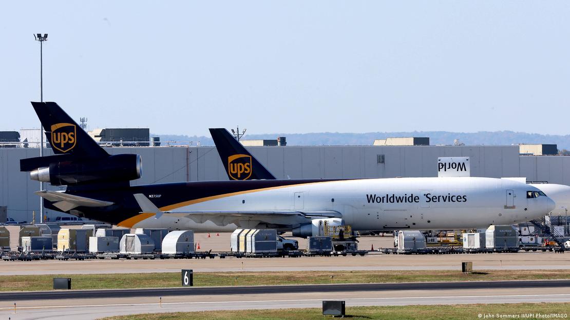 UPS-Flugzeuge am Boden vor einem Flughafengebäude (5.11. in Louisville, Kentucky)