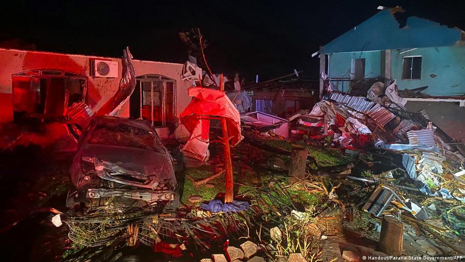 Brazil: Tornado kills five and devastates southern town – DW – 11/08/2025