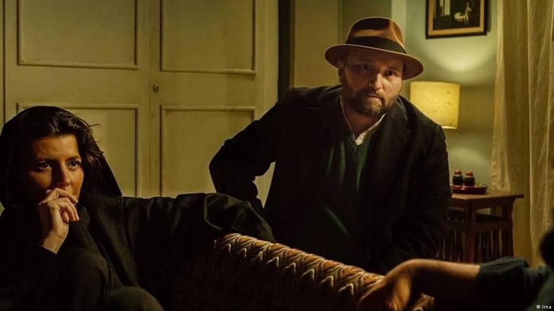 اکتای براهنی، کارگردان و فیلمنامه نویس فیلم "پیرپسر" همراه با لیلا حاتمی بازیگر نقش "رعنا"