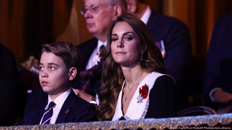 Príncipe Jorge rinde homenaje a soldados caídos en combate