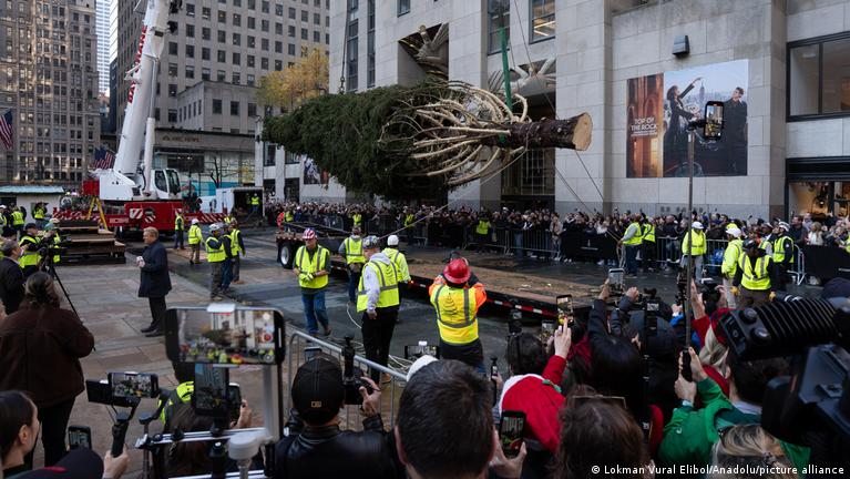 Rockefeller Center Christmas tree arrives in New York City