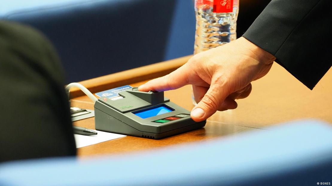 Депутат гласува в парламента Депутат гласува в парламента