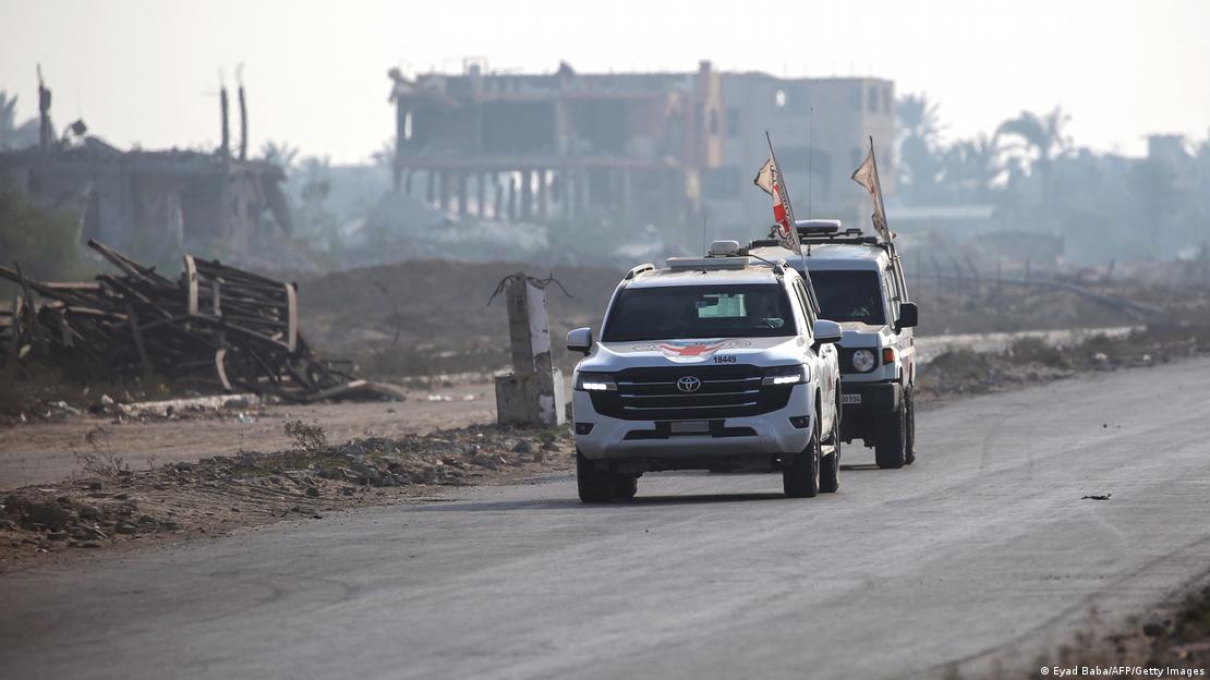 Un convoy de la Cruz Roja circula por la Franja de Gaza. Un convoy de la Cruz Roja circula por la Franja de Gaza.