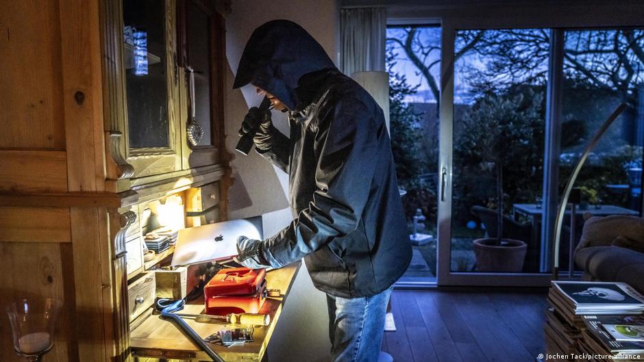 Квартирні крадіжки в Німеччині б'ють по середньому класу – DW – 13.11.2025