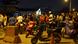 Una fila de personas espera ante unos altos muros. Esperan noticias de los detenidos en la cárcel de Machala, Ecuador, después de los actos violentos que dejaron 27 muertos. (09.11.2025) Una fila de personas espera ante unos altos muros. Esperan noticias de los detenidos en la cárcel de Machala, Ecuador, después de los actos violentos que dejaron 27 muertos. (09.11.2025)