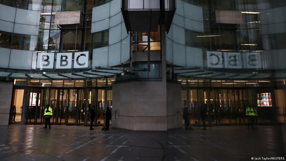 Trump threatens BBC with $1 billion lawsuit  DW  11/10/2025