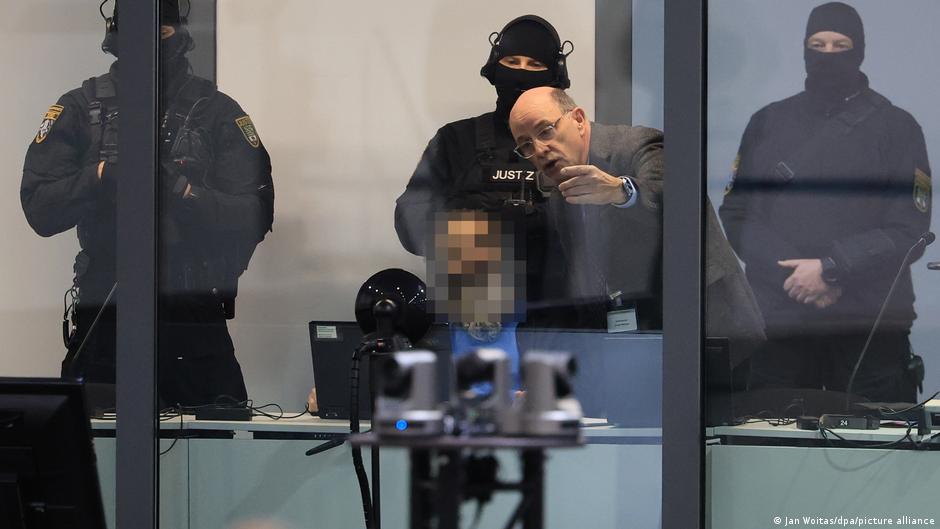 Optuženi Taleb A. sedi u kabini sa neprobojnim staklom tokom suđenja