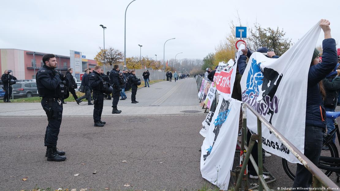 Αστυνομικοί παραταγμένοι μπροστά από διαδηλωτές με πανό