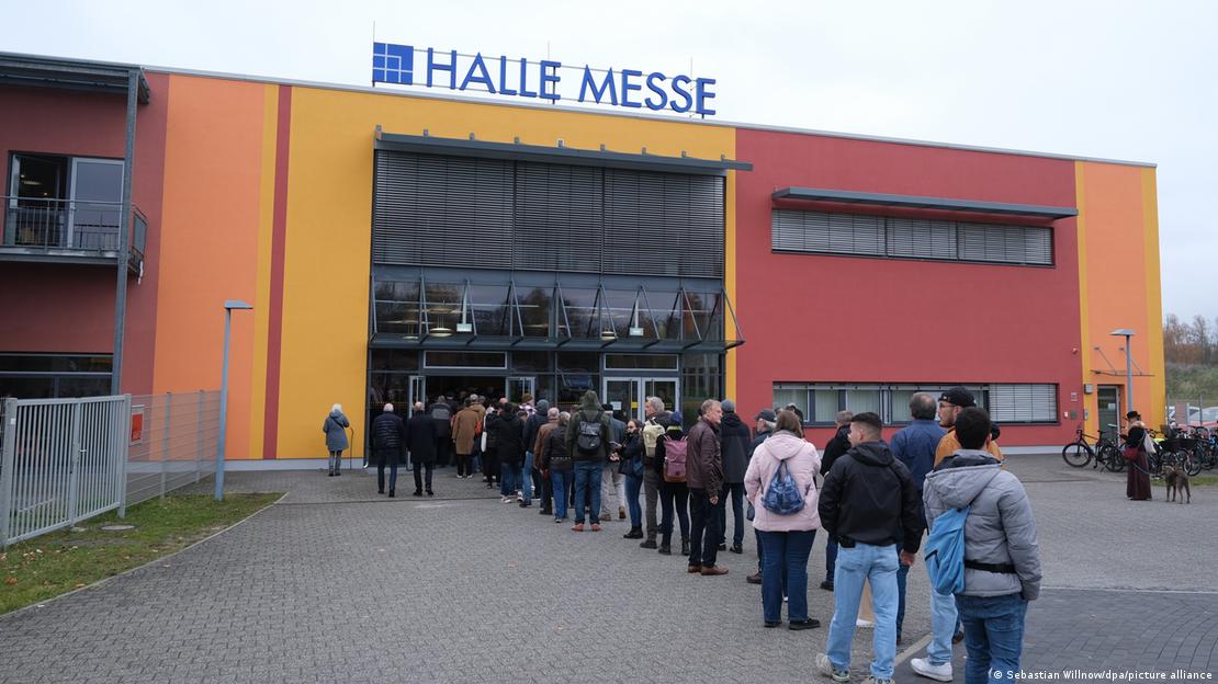 Ουρά επισκεπτών της έκθεσης βιβλίου στο εκθεσιακό κέντρο της Χάλε