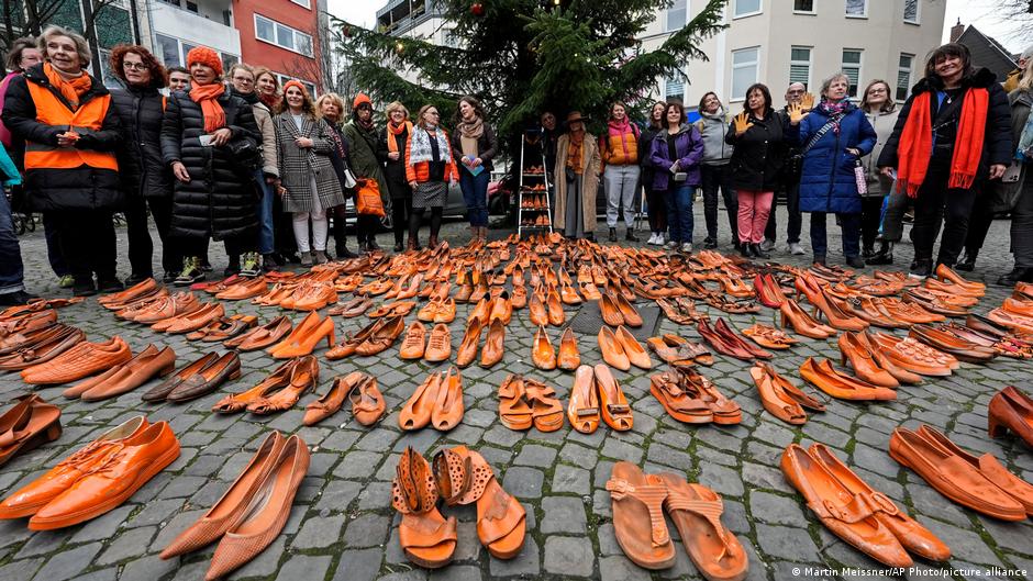 Svaki par narandžastih cipela na ovoj fotografiji snimljenoj u Kelnu 2024. godine predstavlja po jedan pokušaj ili jedno uspešno ubistvo žene od strane njenog intimnog partnera