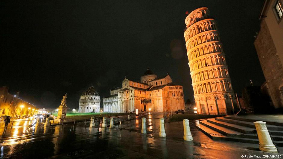 Krivi toranj u Pizi bio je obasjan narandžastim svetlom 2021. godine u znak obeležavanja „Narandžastih dana“