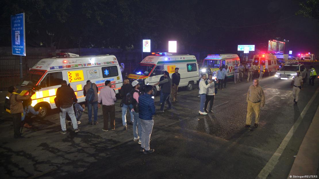 Yeni Delhi'deki Kızıl Kale yakınlarında bir araçta meydana gelen patlama sonrasında bölgeye gönderilen ambulansların önünde duran insanlar.