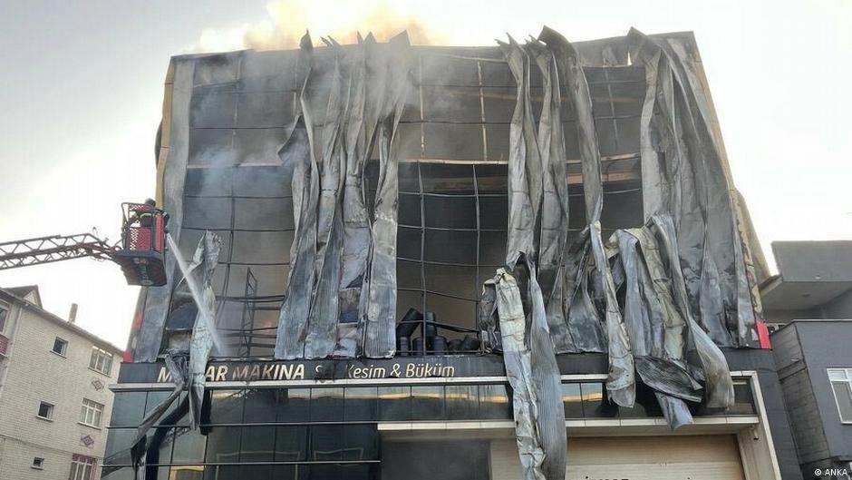 Dilovası’ndaki fabrikada 7 işçinin öldüğü yangınla ilgili iddianame tamamlandı

Çalışanlar iş elbisesi ve koruyucu giysi verilmediğini söylüyor
