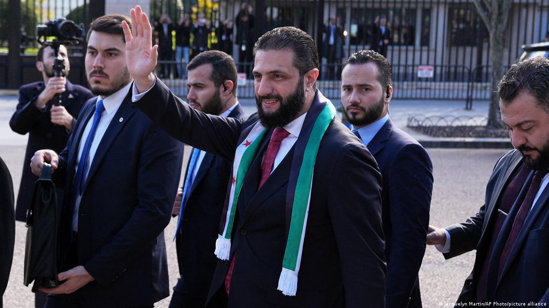 احمد الشرع وائٹ ہاؤس کے باہر اپنے حامیوں کے استقبال کا جواب دے رہے ہیں